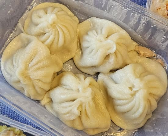 19. Steamed Juicy Pork Dumpling 小龙包